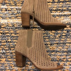 Toms Majorca desert taupe pep toe booties size 7